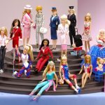 Barbie celebra sus 65 años con una espectacular exposición de su evolución Foto: Exposición sobre la muñeca Barbie en Londres /Cortesía
