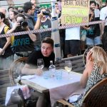 Barcelona no quiere turistas: les echan su balde de agua y dicen «vayan a casa» Foto: Disparan con pistolas de agua a los visitantes en Barcelona /Cortesía