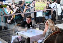 Barcelona no quiere turistas: les echan su balde de agua y dicen «vayan a casa» Foto: Disparan con pistolas de agua a los visitantes en Barcelona /Cortesía