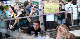 Foto: Disparan con pistolas de agua a los visitantes en Barcelona /Cortesía
