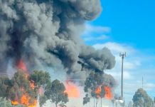 Devastador incendio consume una fábrica en la ciudad de Melbourne, Australia Foto:incendio en la fábrica de Australia, se apreció los bidones que salieron volando a varios metros/Cortesía