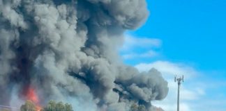 Foto:incendio en la fábrica de Australia, se apreció los bidones que salieron volando a varios metros/Cortesía