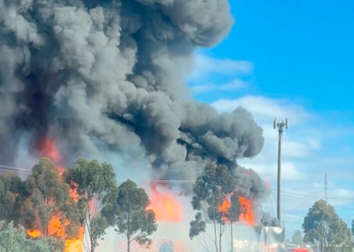 Foto:incendio en la fábrica de Australia, se apreció los bidones que salieron volando a varios metros/Cortesía Foto:incendio en la fábrica de Australia, se apreció los bidones que salieron volando a varios metros/Cortesía