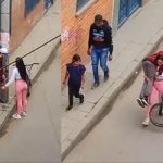 Mujer deja «boquiabiertos» a todos al cargar a su novio «bolo» y su bici al mismo tiempo Foto: Mujer se viraliza en redes /cortesía