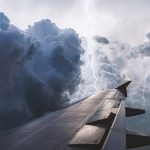 Momentos de terror en un avión tras ser impactado por un rayo en pleno vuelo Foto: Rayo impacta en avión /cortesía