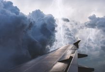 Momentos de terror en un avión tras ser impactado por un rayo en pleno vuelo Foto: Rayo impacta en avión /cortesía