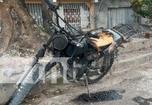 Foto: Motocicleta toma fuego cuando su conductor circulaba por una de las calles de Juigalpa/TN8