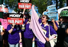 Trabajadores de Disneyland en California protestan por sus salarios Foto: Trabajadores de Disneyland en California protestan por sus salarios /Créditos