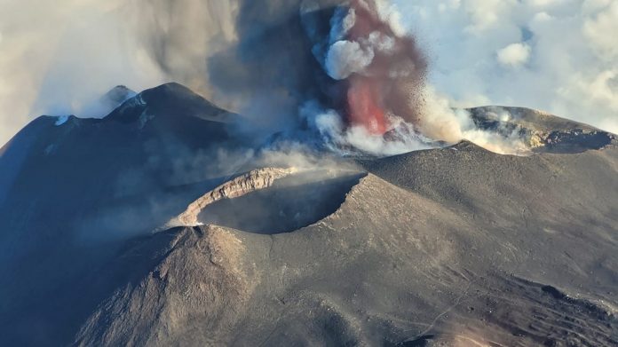 Italie: l'Etna en éruption, l'aéroport de Catane ferme Foto: Aeropuerto de Sicilia, Italia cierra por la erupción del Etna/Créditos