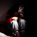 Foto: Una niña en Estados Unidos, relató que su madre la mantenía encerrada en una jaula/ Cortesía