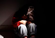 Mujer detenida por encerrar a su hija en una jaula en Estados Unidos Foto: Una niña en Estados Unidos, relató que su madre la mantenía encerrada en una jaula/ Cortesía