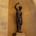 Indignante: Turista simula acto sexual con la estatua del Bacco de Giambologna Foto: Turista causa indignación /Cortesía