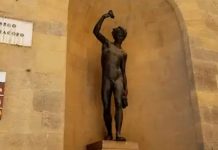 Indignante: Turista simula acto sexual con la estatua del Bacco de Giambologna Foto: Turista causa indignación /Cortesía