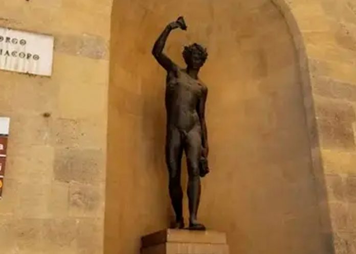 Foto: Turista causa indignación /Cortesía Foto: Turista causa indignación /Cortesía