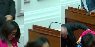 Foto: Congresista sufre aparatosa caída por no soltar el celular /Cortesía