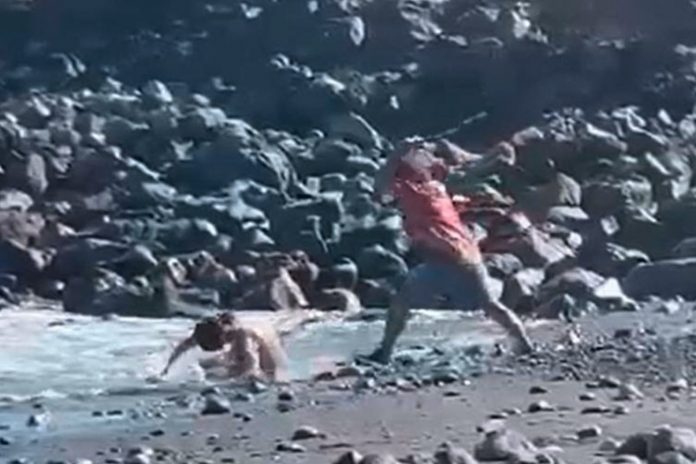 Foto: Brutal paliza a plena luz del día en isla de España /Cortesía Foto: Brutal paliza a plena luz del día en isla de España /Cortesía