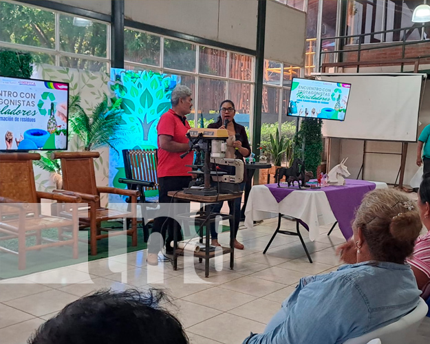 3 Foto: Encuentro del MEFCCA con protagonistas recicladores/ TN8