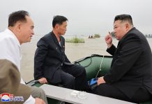 Foto: Líder de Corea Kim Jong-un inspecciona zonas inundadas y promete mejoras /Créditos