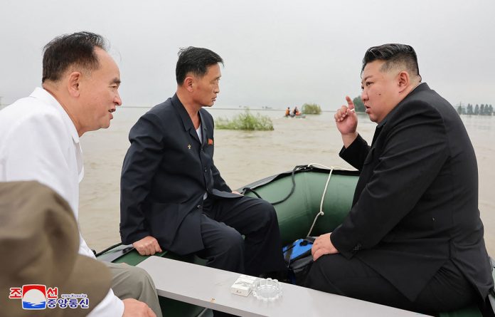 3 Foto: Líder de Corea Kim Jong-un inspecciona zonas inundadas y promete mejoras /Créditos