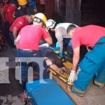 Conductor de caponera y su madre caen en cauce al esquivar un bache en Managua Foto: Conductor de caponera y su madre caen en cauce al esquivar un bache en Managua/TN8