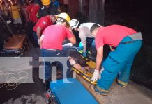Conductor de caponera y su madre caen en cauce al esquivar un bache en Managua Foto: Conductor de caponera y su madre caen en cauce al esquivar un bache en Managua/TN8