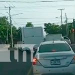 Irrespeto a la seguridad vial: Busero se tira contra la vía en un semáforo de Managua Foto: Imprudencia que comete el conductor de una unidad de transporte público en Managua/TN8