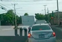 Foto: Imprudencia que comete el conductor de una unidad de transporte público en Managua/TN8