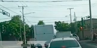 Foto: Imprudencia que comete el conductor de una unidad de transporte público en Managua/TN8