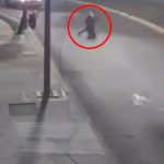 Salvan a joven de ser abusada por un depravado en México Foto: pobladores de México, golpearon al motociclista evitando que una mujer fuera abusada/Cortesía