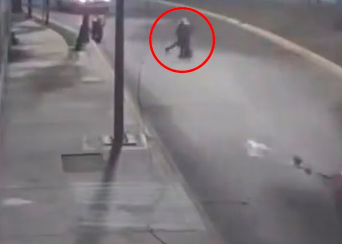 Foto: pobladores de México, golpearon al motociclista evitando que una mujer fuera abusada/Cortesía Foto: pobladores de México, golpearon al motociclista evitando que una mujer fuera abusada/Cortesía