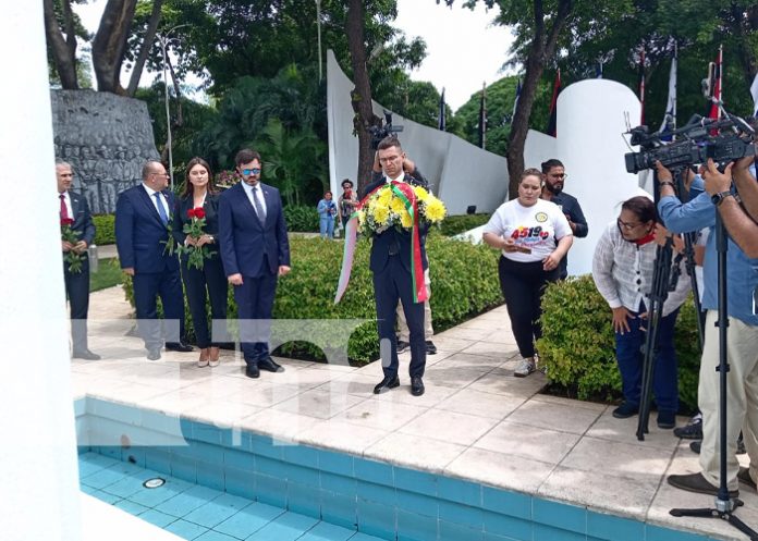 Foto: Delegación de Bielorrusia deposita ofrenda floral a héroes y mártires de Nicaragua / TN8 Foto: Delegación de Bielorrusia deposita ofrenda floral a héroes y mártires de Nicaragua / TN8