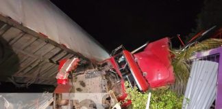 Foto: Fuerte impacto de una rastra contra dos viviendas en Boaco / TN8
