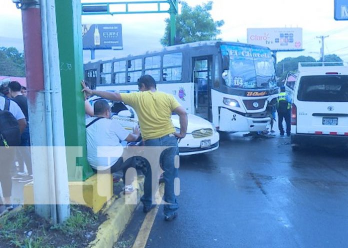 Foto: Choque entre bus y microbús en Managua / TN8