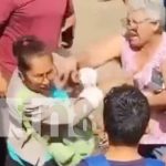 Anciana, bien ebria, arma golpes y relajo en la Ruta 114 de Managua (VIDEO) Foto: Pleito en una zona de Managua entre una señora y un busero / TN8