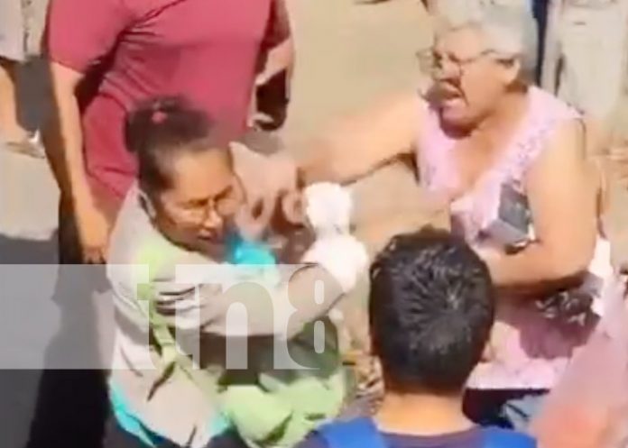 Foto: Pleito en una zona de Managua entre una señora y un busero / TN8 Foto: Pleito en una zona de Managua entre una señora y un busero / TN8