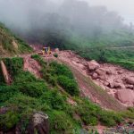 Por andar de "chepas" casi mueren aplastados en India (VIDEO)