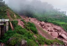 Por andar de «chepas» casi mueren aplastados en India (VIDEO) Por andar de "chepas" casi mueren aplastados en India (VIDEO)