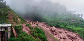 Por andar de "chepas" casi mueren aplastados en India (VIDEO)