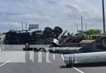 Rastra vuelca y bloquea acceso a San Benito, Tipitapa Foto: Vuelco de rastra en la zona de San Benito, Tipitapa / TN8
