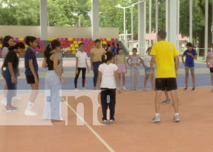 Foto: Academia de voleibol en el parque Las Piedrecitas / TN8 Foto: Academia de voleibol en el parque Las Piedrecitas / TN8