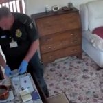 «Cínico» paramédico roba dinero de una abuelita fallecida (VIDEO) Foto: Sinvergüenza paramédico /cortesía