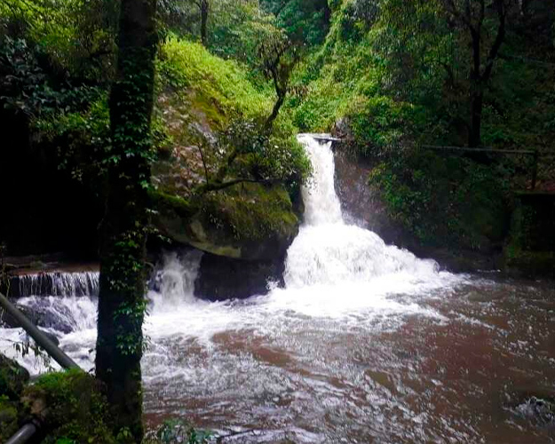 Foto: Turista italiano murió tras caer al vacío, mientras se tomaba un selfie con su novia en Indonesia/Cortesía Foto: Turista italiano murió tras caer al vacío, mientras se tomaba un selfie con su novia en Indonesia/Cortesía