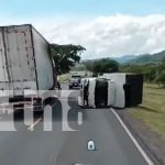 Camión se vuelca en la carretera panamericana norte y deja solo daños materiales Foto: Daños materiales deja camión volcado en carretera Panamericana Norte/TN8