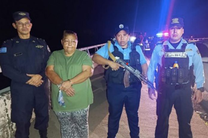 Foto: Policía Nacional captura y entrega a mujer, miembro de la MS-13 buscada en El Salvador /Cortesía Foto: Policía Nacional captura y entrega a mujer, miembro de la MS-13 buscada en El Salvador /Cortesía