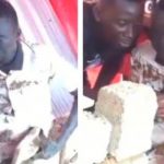 Albañil es colocado en “posición de trabajo” durante su propio funeral (VIDEO) Foto: Cuerpo sin vida del albañil fue puesto en una “posición de trabajo”/Cortesía