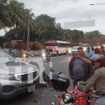 Accidente entre motocicleta y automóvil en Nindirí, deja a una persona lesionada Foto: Accidente entre motocicleta y automóvil en Nindirí, deja a una persona lesionada/TN8