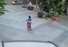 Desgarrador video: niña muere al ser atropellada por una camioneta Foto: Atropellada al caer de su bicicleta en India /Cortesía