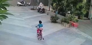 Foto: Atropellada al caer de su bicicleta en India /Cortesía