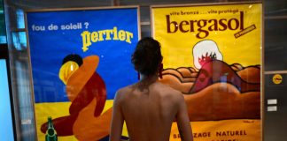 Foto: Exposición naturista en Marsella: sin ropa, pero con zapatos