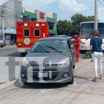 Bus y automóvil protagonizan choque en plena vía en Altamira, Managua Foto: Bus y automóvil protagonizan choque en plena vía en Altamira, Managua/TN8